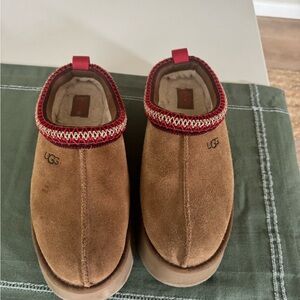 UGG Womens Tasmin
Tan Suede Slip-Ons with Red Trim